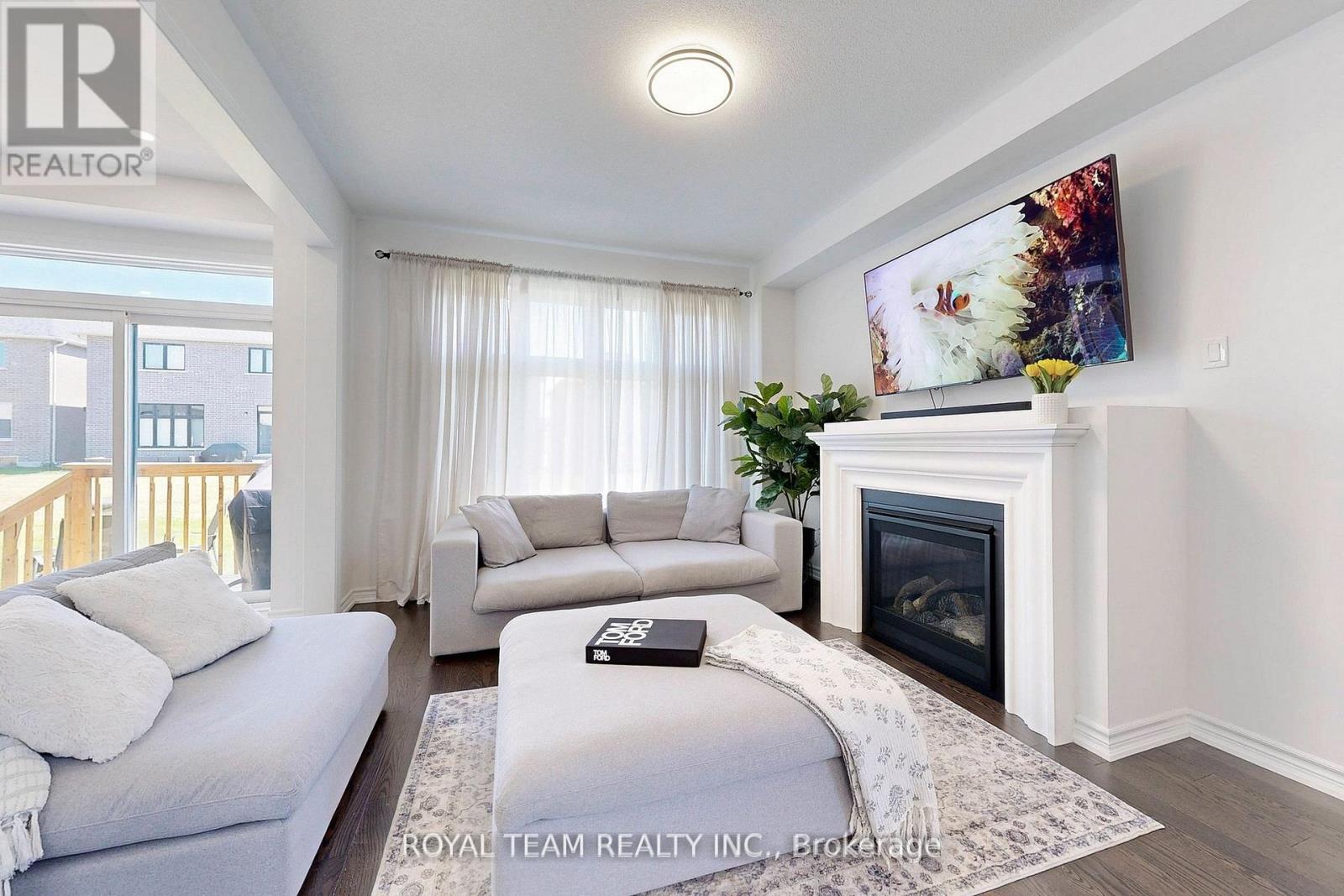 Photo 10 of 46 Ainslie Hill Crescent, Georgina ON