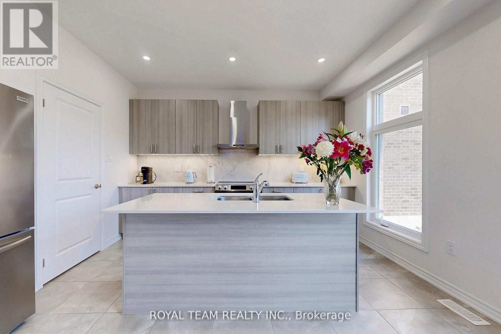 Photo 16 of 46 Ainslie Hill Crescent, Georgina ON