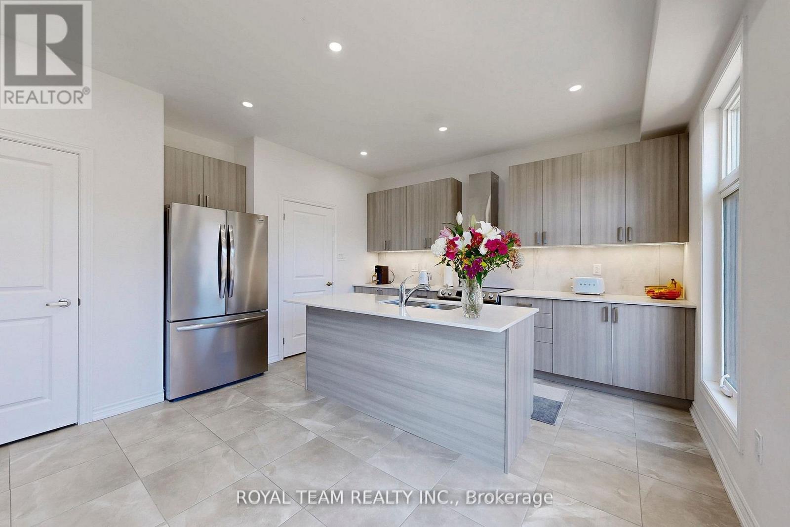 Photo 18 of 46 Ainslie Hill Crescent, Georgina ON