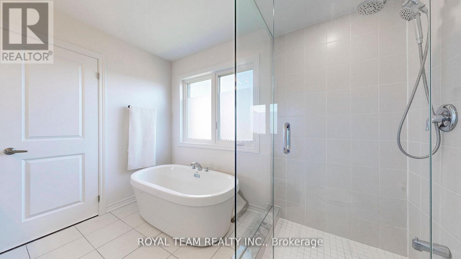 Photo 30 of 46 Ainslie Hill Crescent, Georgina ON