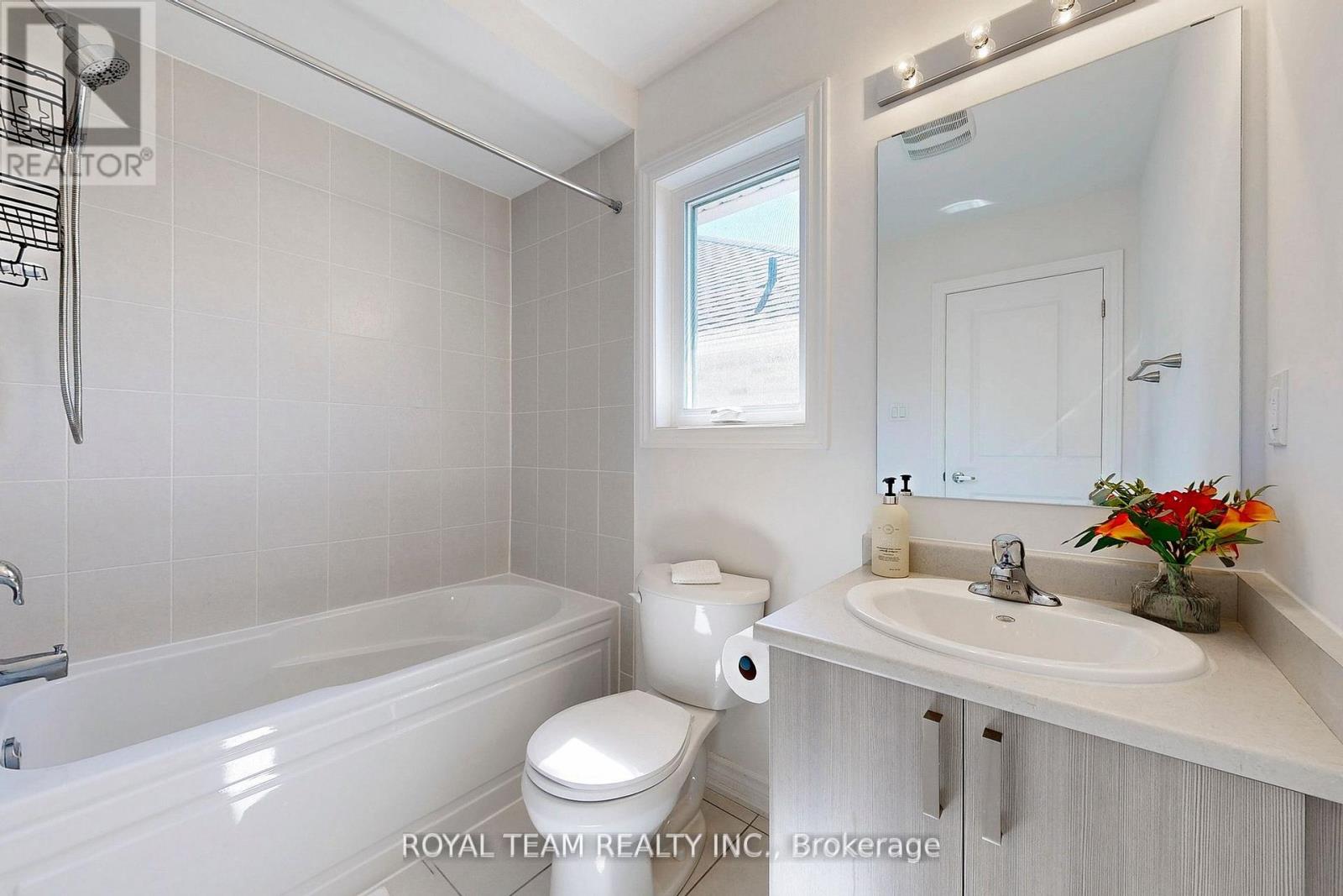 Photo 31 of 46 Ainslie Hill Crescent, Georgina ON