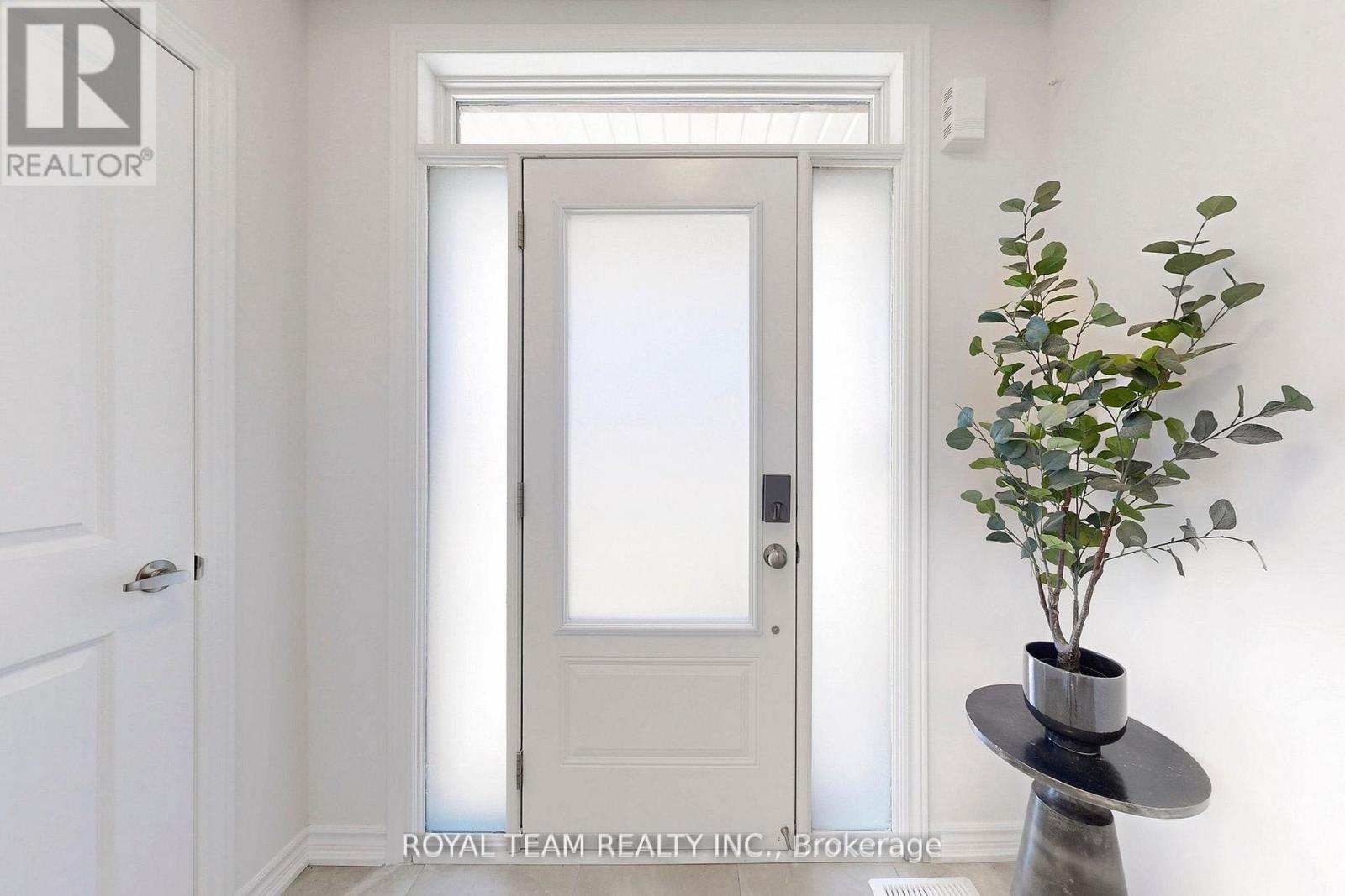 Photo 5 of 46 Ainslie Hill Crescent, Georgina ON