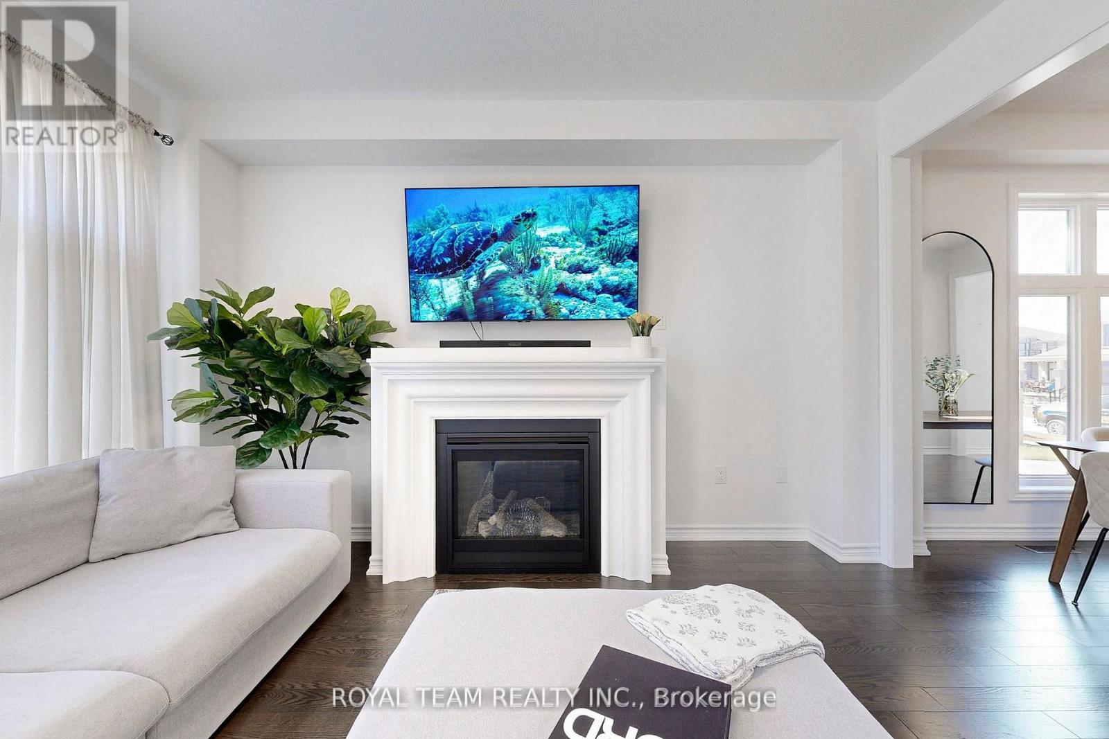 Photo 7 of 46 Ainslie Hill Crescent, Georgina ON