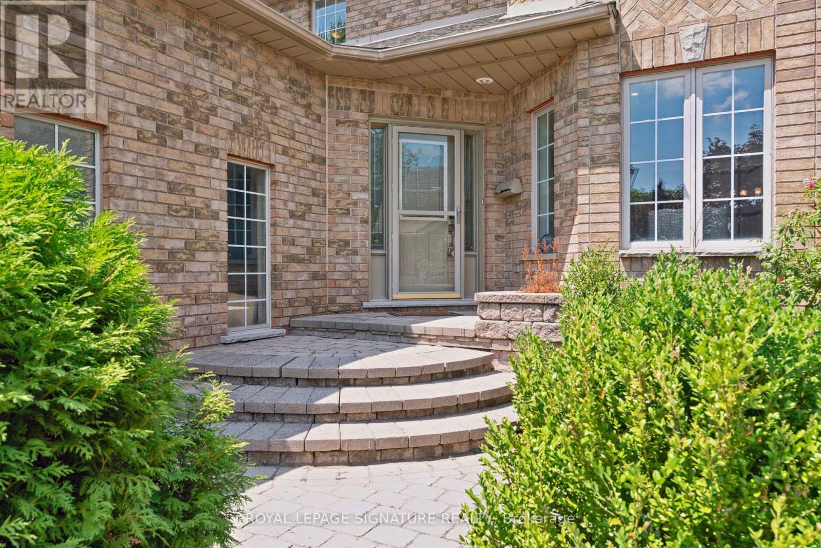 Photo 2 of 12 Mccullough Court, Barrie ON