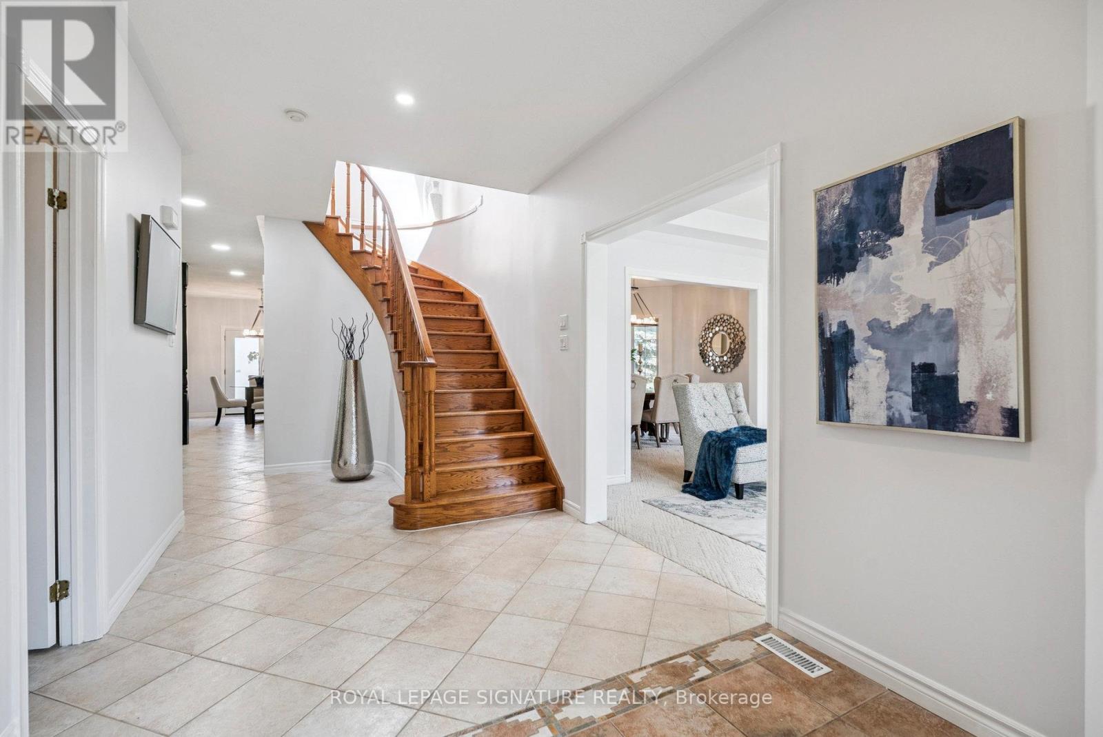 Photo 4 of 12 Mccullough Court, Barrie ON