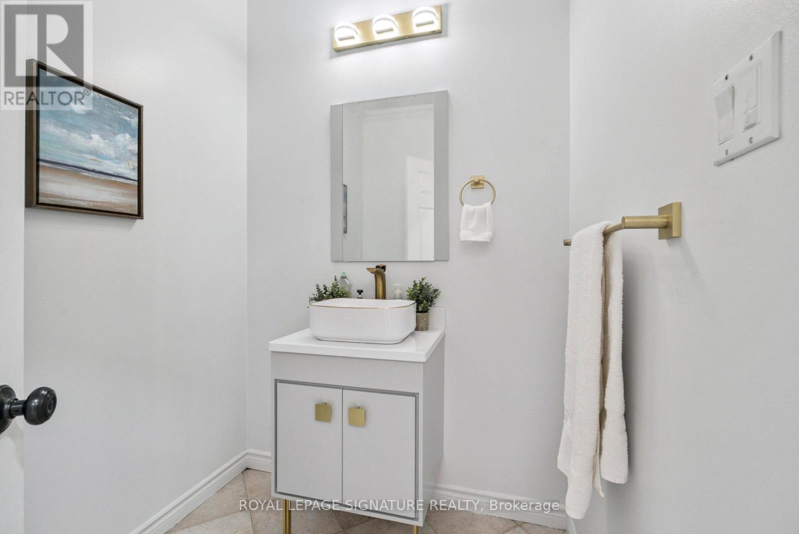 Photo 8 of 12 Mccullough Court, Barrie ON