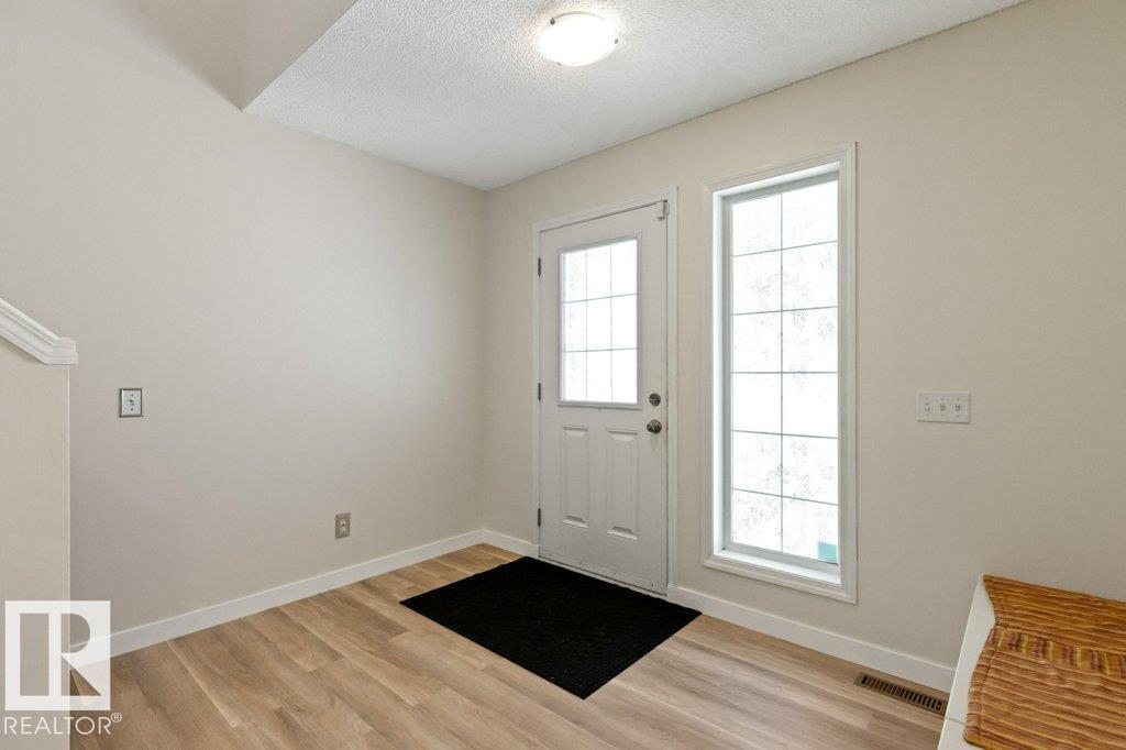 Photo 6 of 9 450 Hyndman Cr Nw, Edmonton AB