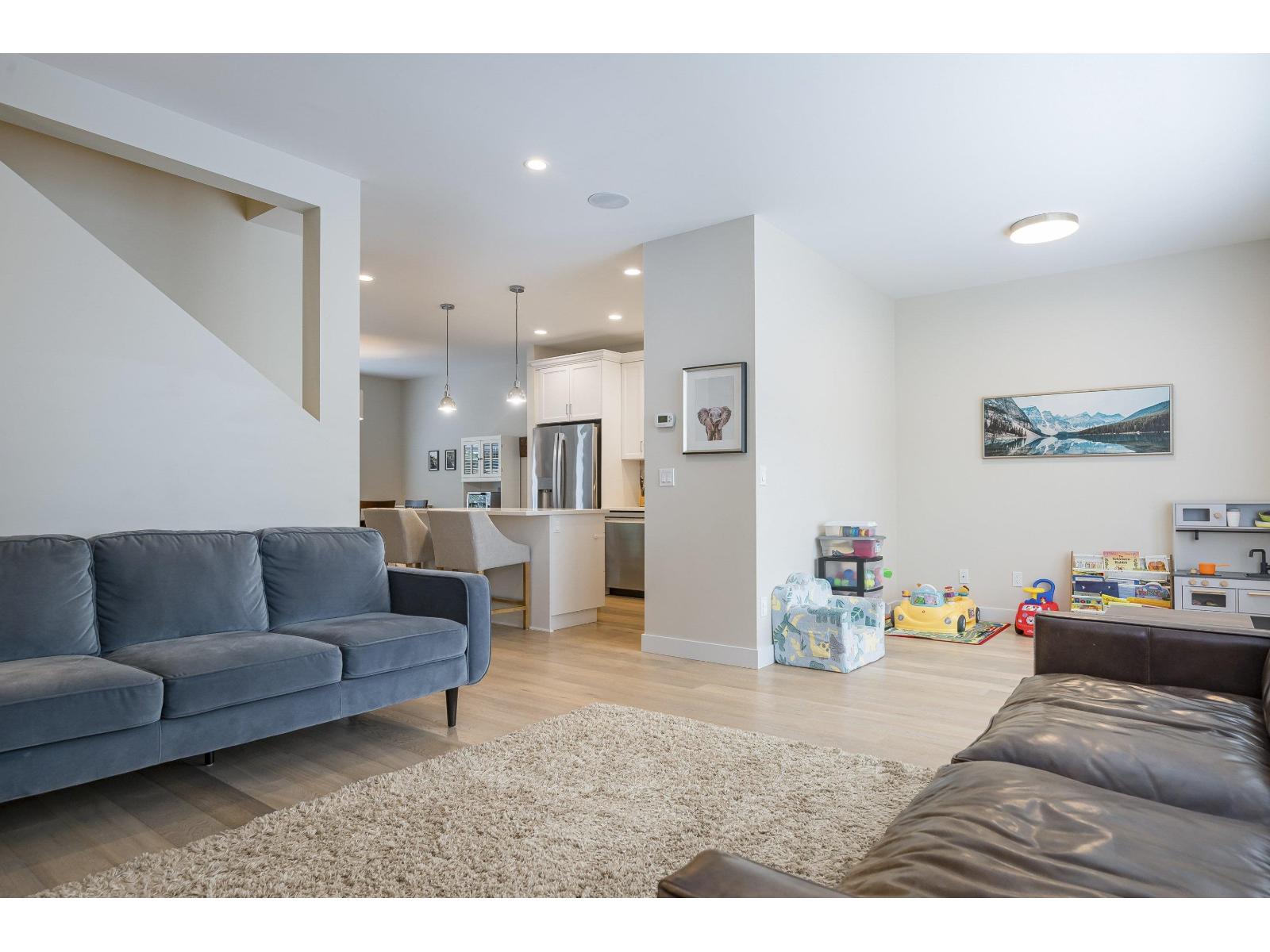 Photo 12 of 18 3303 Rosemary Heights Crescent, Surrey BC