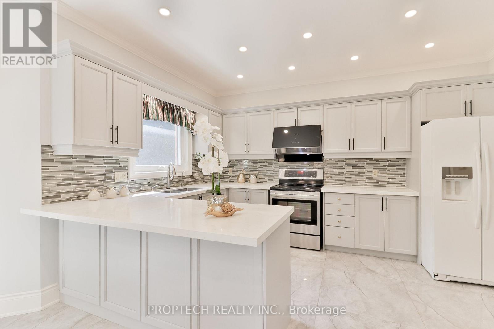 Photo 33 of 829 Quantra Crescent, Newmarket ON