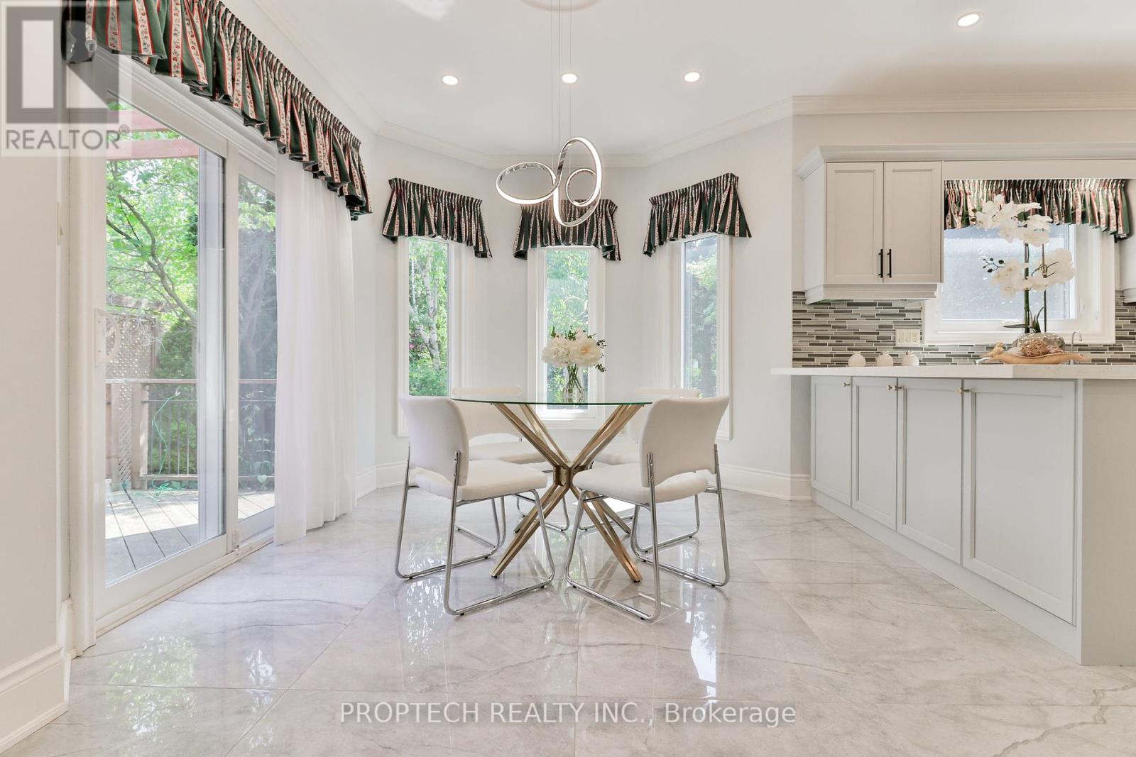 Photo 5 of 829 Quantra Crescent, Newmarket ON