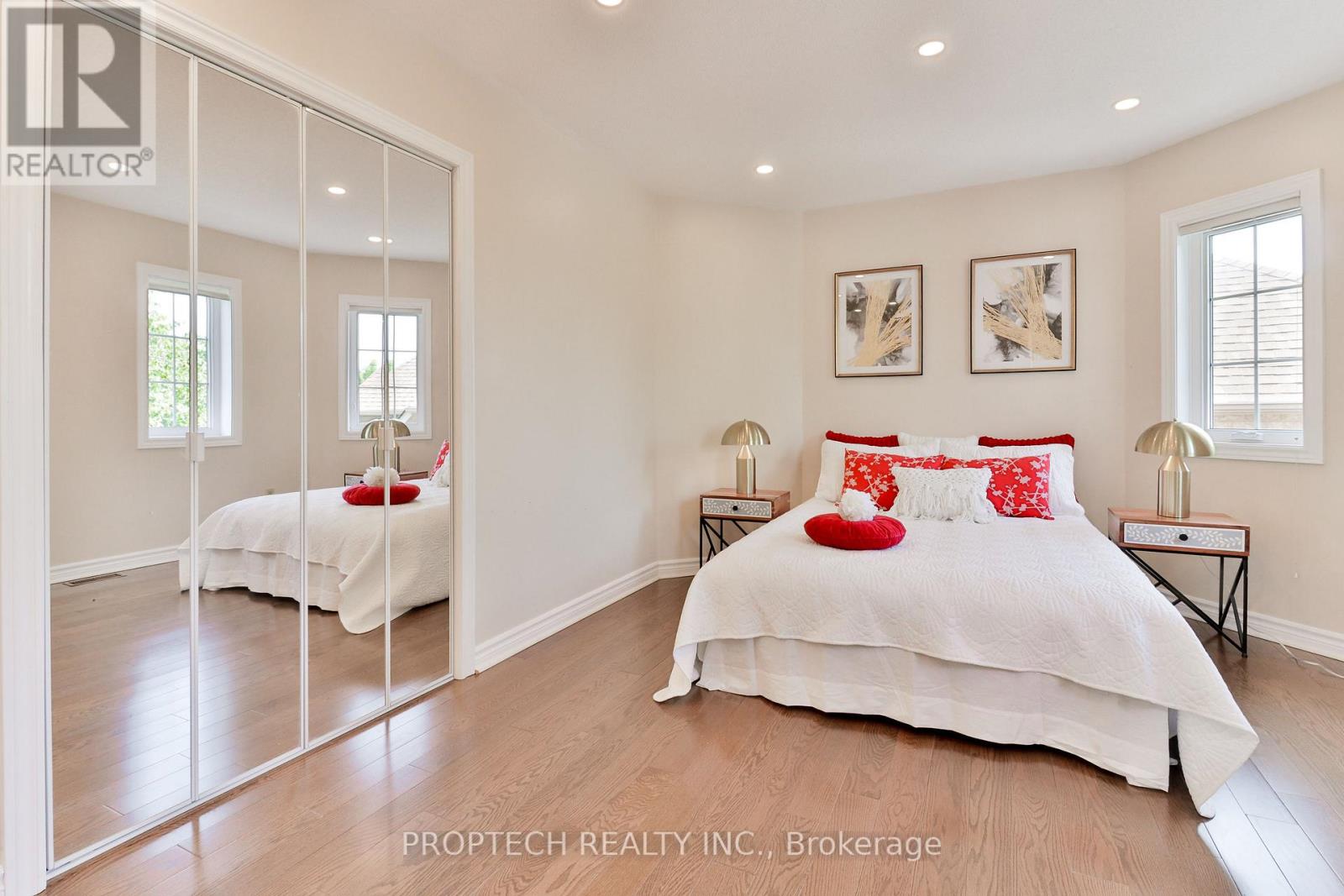 Photo 22 of 829 Quantra Crescent, Newmarket ON