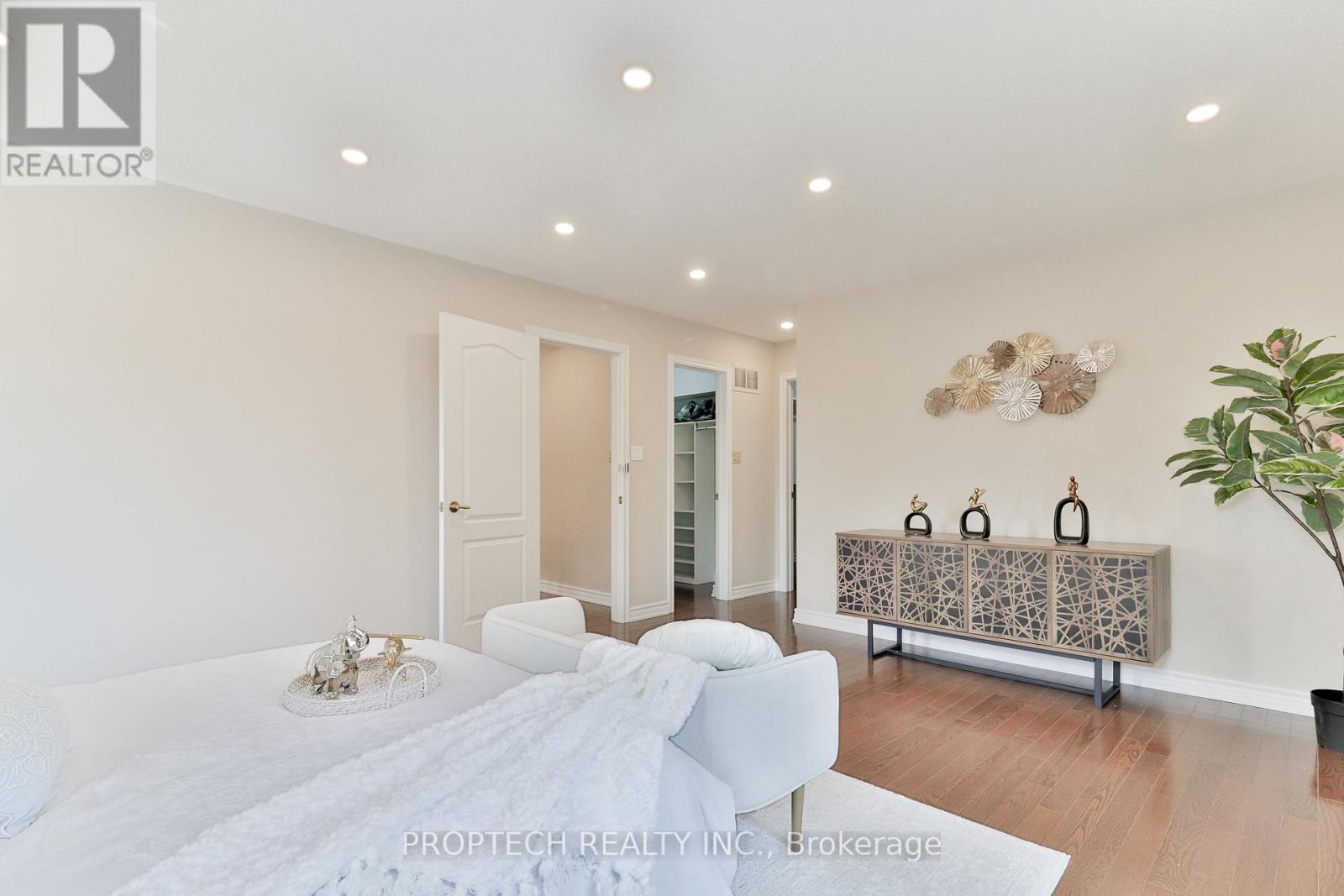 Photo 7 of 829 Quantra Crescent, Newmarket ON