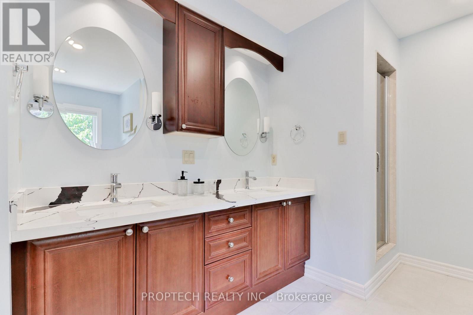 Photo 31 of 829 Quantra Crescent, Newmarket ON