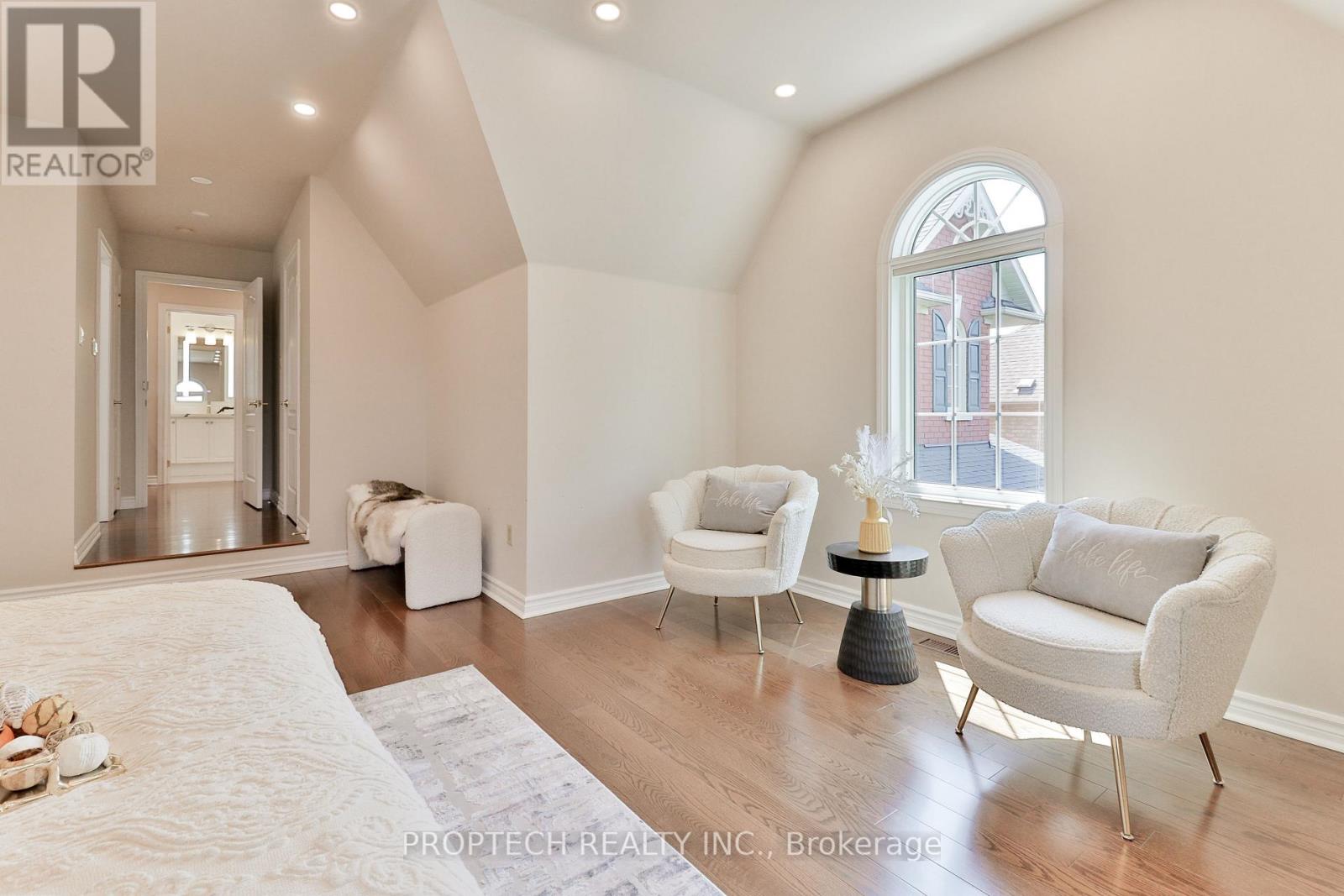 Photo 17 of 829 Quantra Crescent, Newmarket ON