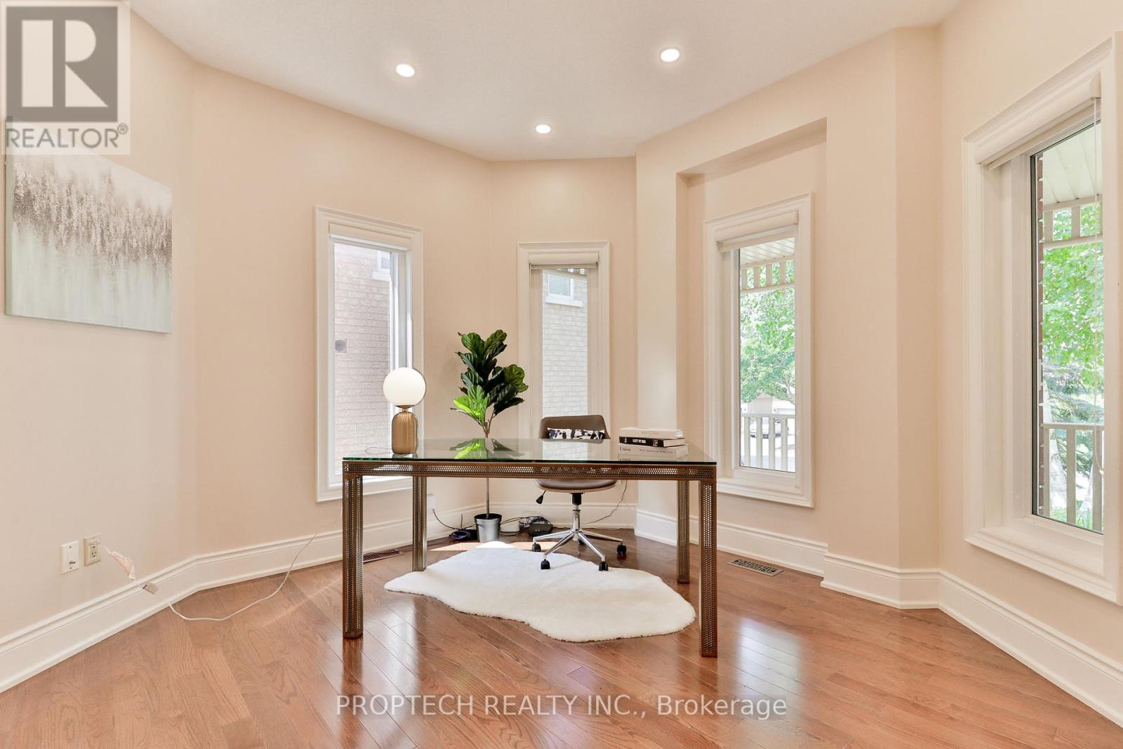 Photo 8 of 829 Quantra Crescent, Newmarket ON