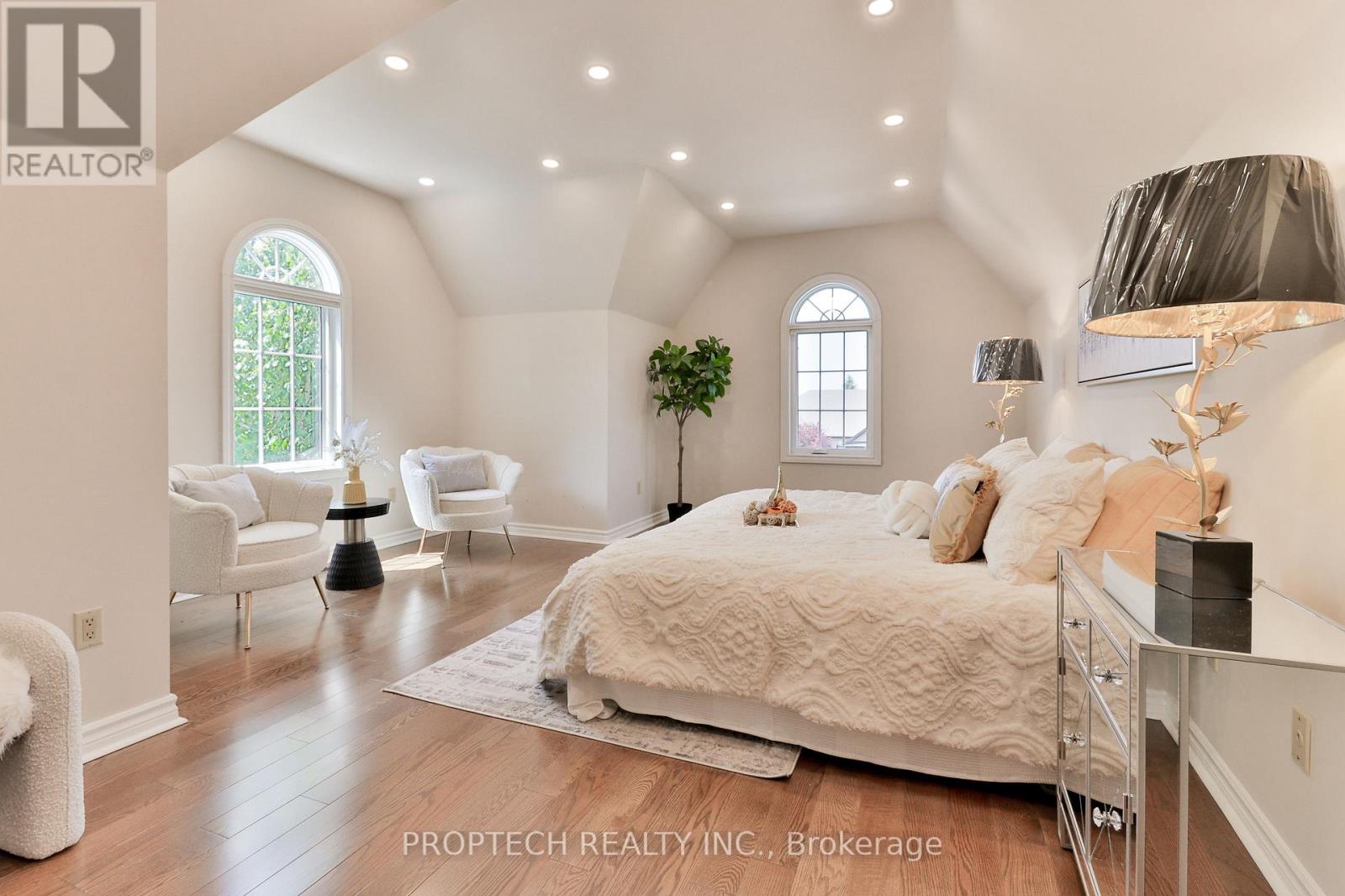 Photo 10 of 829 Quantra Crescent, Newmarket ON