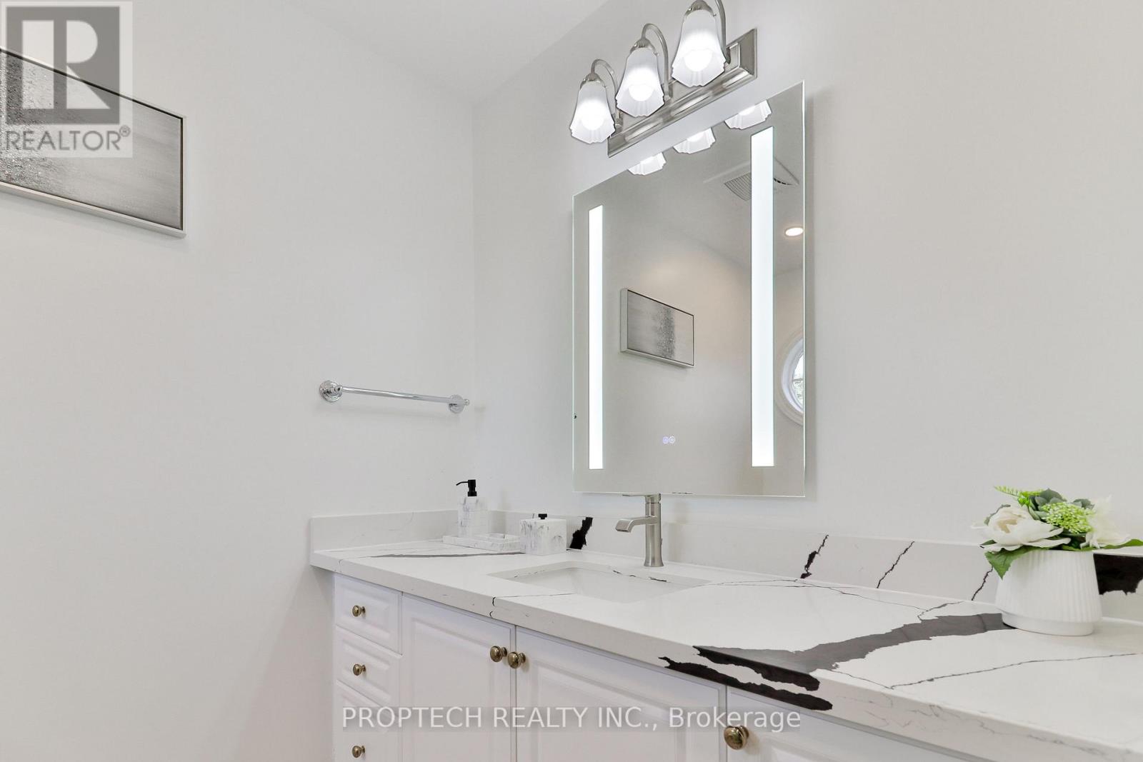 Photo 19 of 829 Quantra Crescent, Newmarket ON