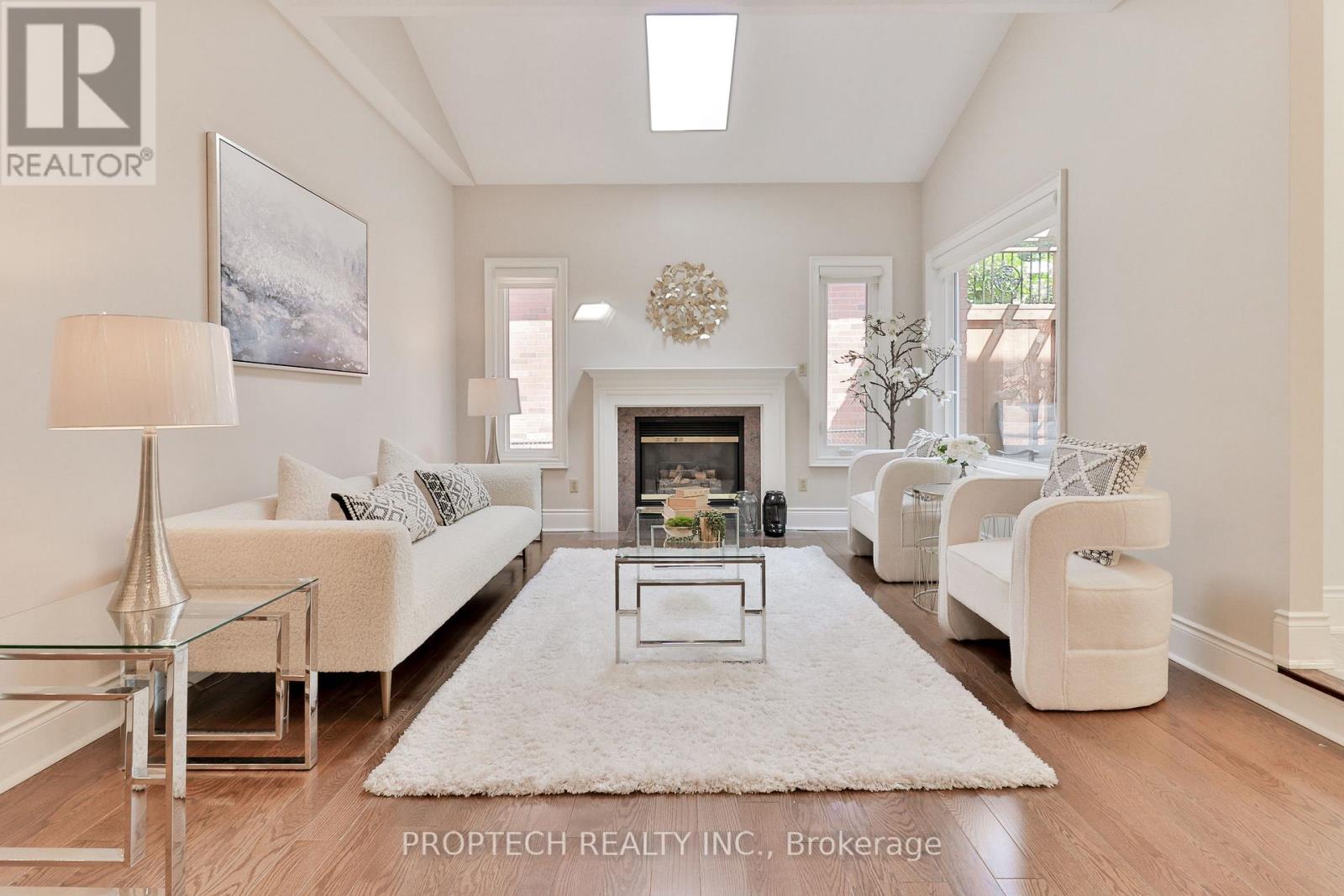 Photo 6 of 829 Quantra Crescent, Newmarket ON