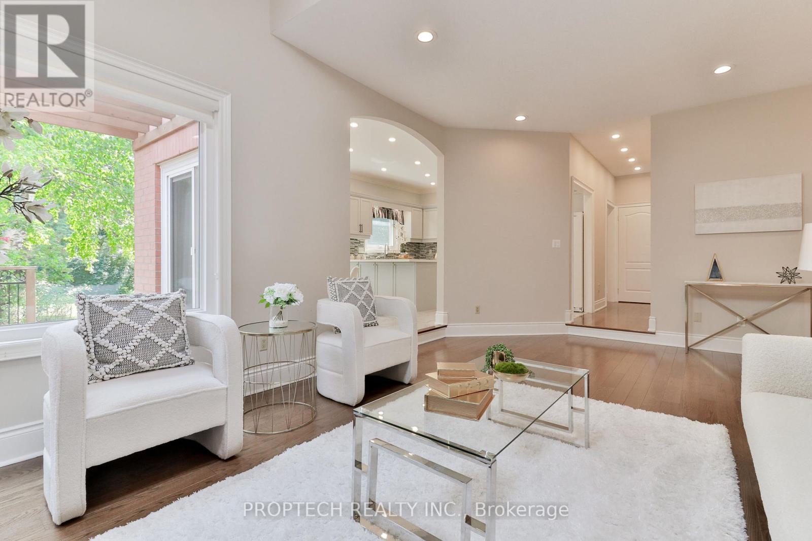 Photo 3 of 829 Quantra Crescent, Newmarket ON