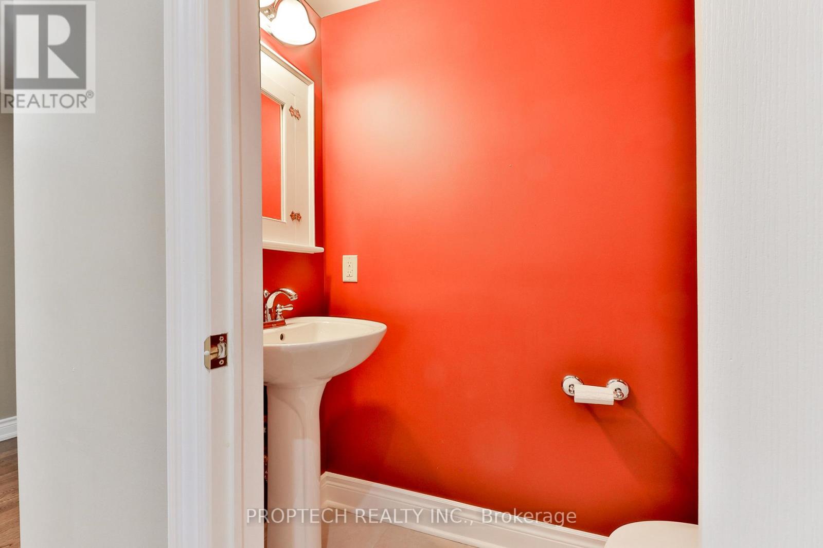 Photo 21 of 829 Quantra Crescent, Newmarket ON