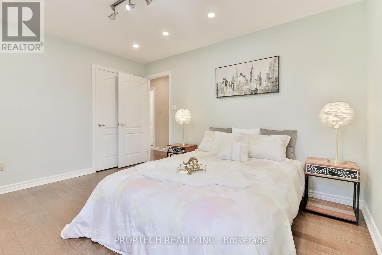 Photo 15 of 829 Quantra Crescent, Newmarket ON