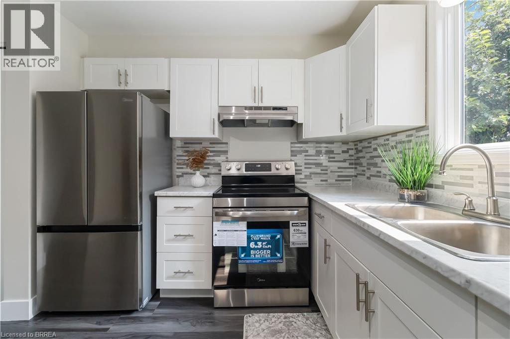 Photo 13 of 52 Debby Crescent, Brantford ON