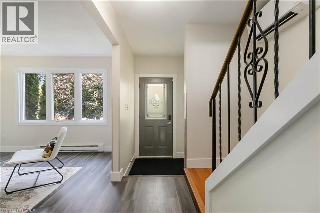 Photo 4 of 52 Debby Crescent, Brantford ON