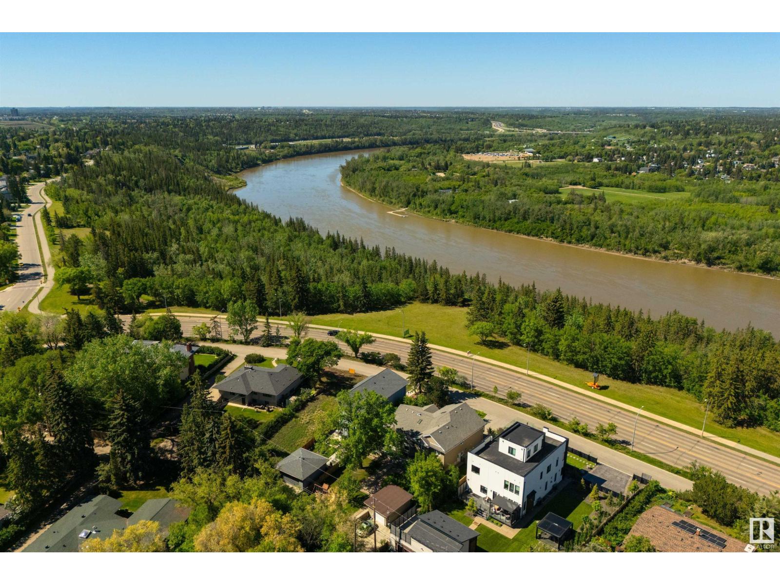 Photo 23 of 8307 Saskatchewan Dr Nw, Edmonton AB