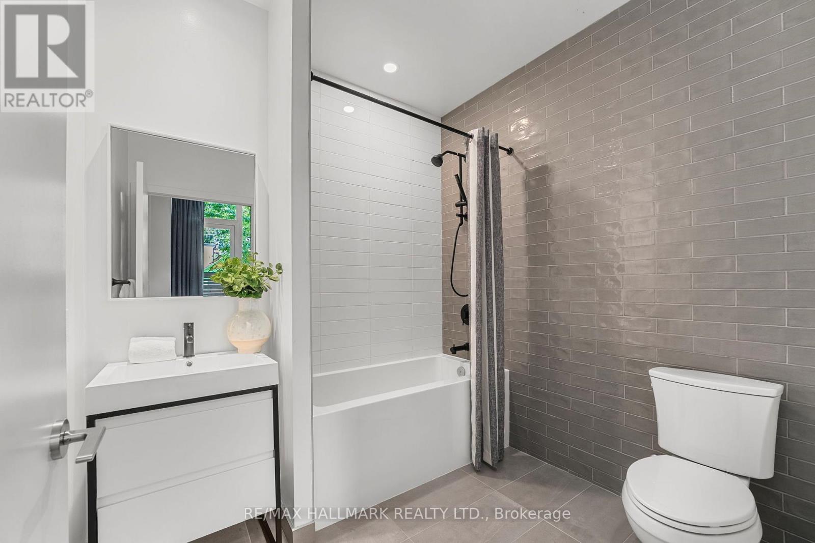 Photo 30 of 124 150 Logan Avenue, Toronto ON
