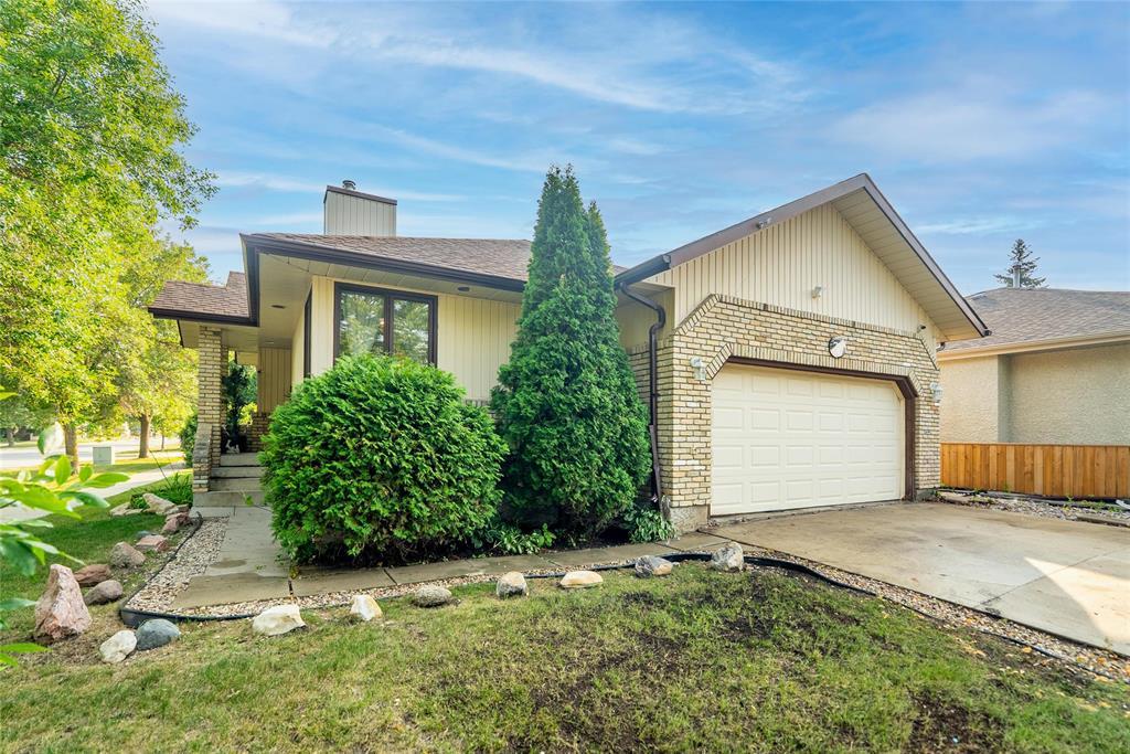Photo 2 of 72 Sandalwood Crescent, Winnipeg MB