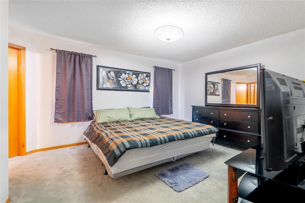 Photo 14 of 72 Sandalwood Crescent, Winnipeg MB