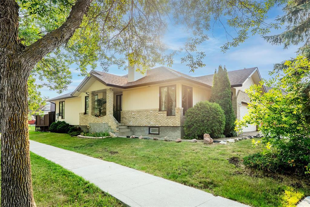 Photo 3 of 72 Sandalwood Crescent, Winnipeg MB