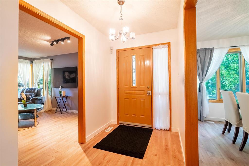 Photo 4 of 72 Sandalwood Crescent, Winnipeg MB