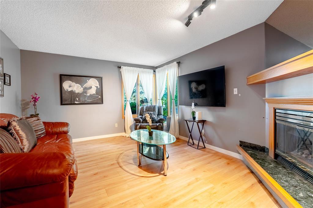 Photo 5 of 72 Sandalwood Crescent, Winnipeg MB