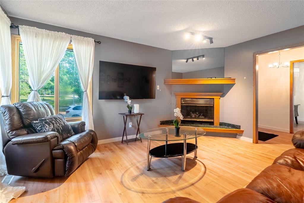 Photo 6 of 72 Sandalwood Crescent, Winnipeg MB