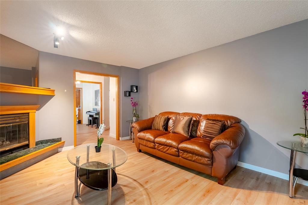 Photo 7 of 72 Sandalwood Crescent, Winnipeg MB