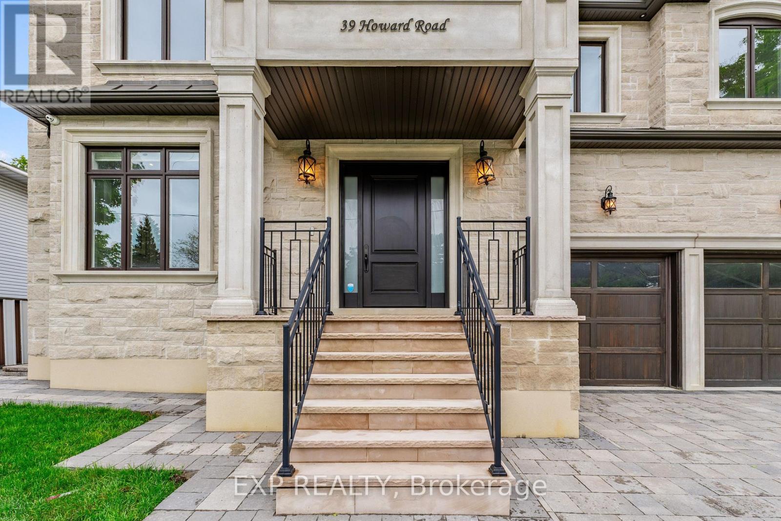 Photo 18 of 39 Howard Road, Newmarket ON