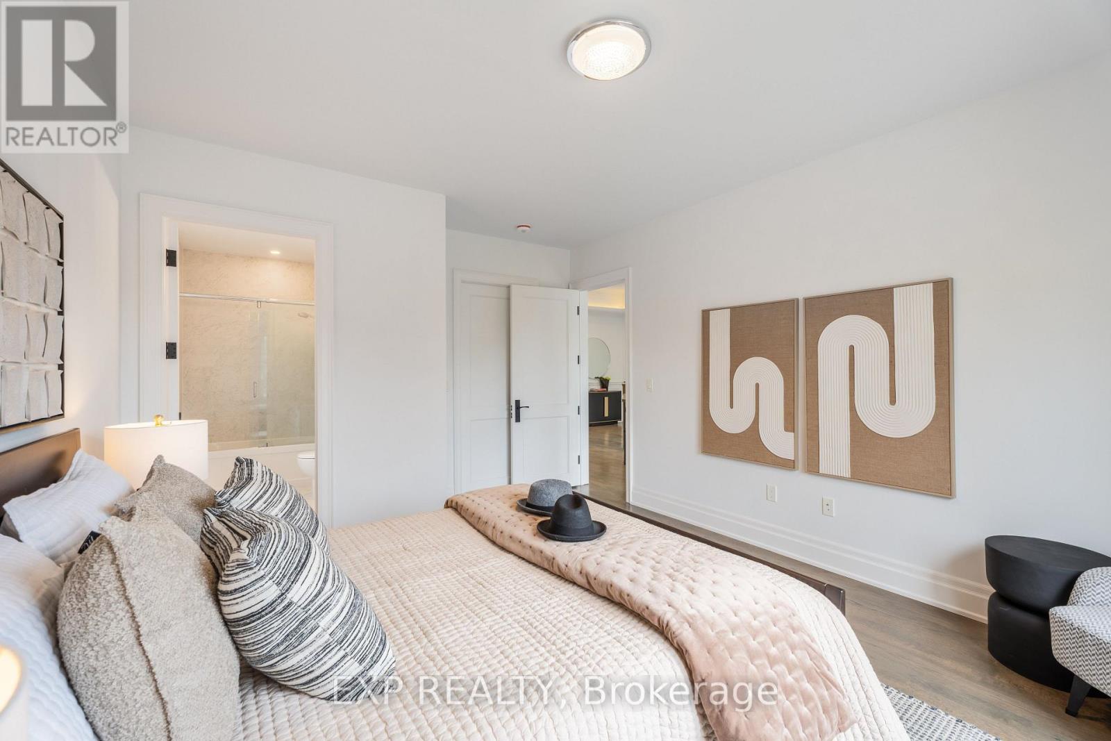 Photo 44 of 39 Howard Road, Newmarket ON