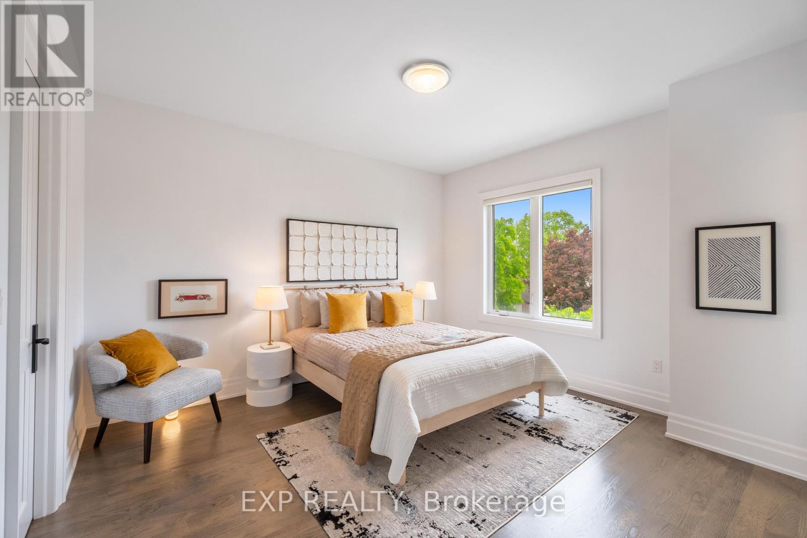 Photo 3 of 39 Howard Road, Newmarket ON