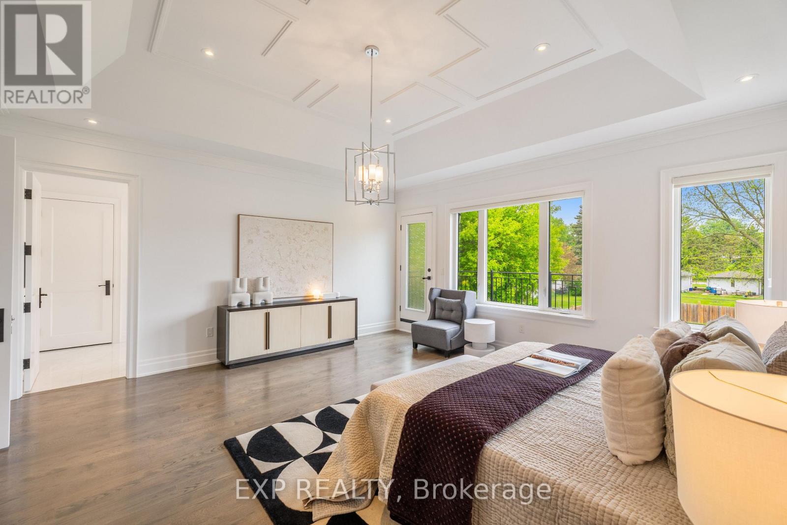Photo 2 of 39 Howard Road, Newmarket ON