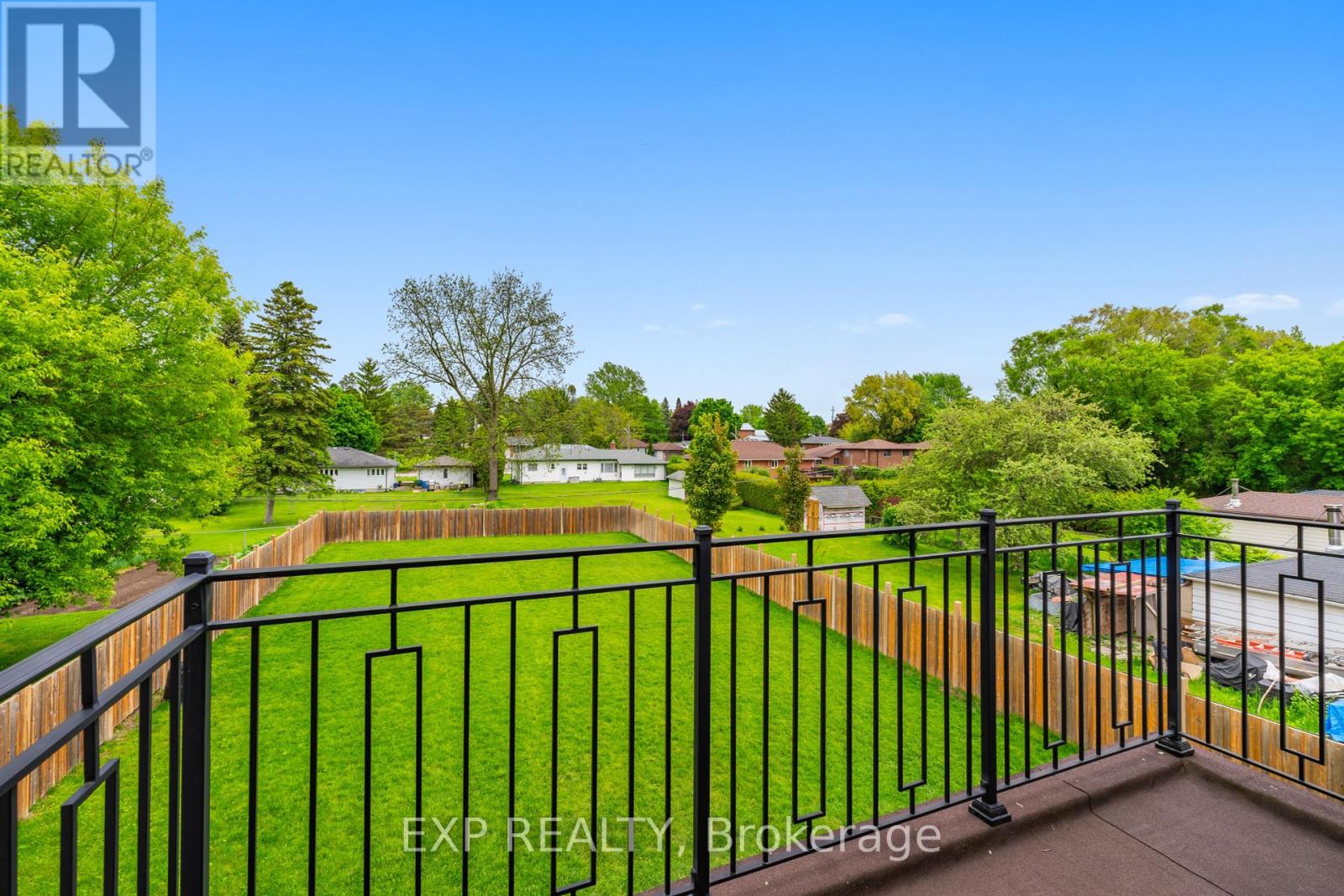 Photo 42 of 39 Howard Road, Newmarket ON