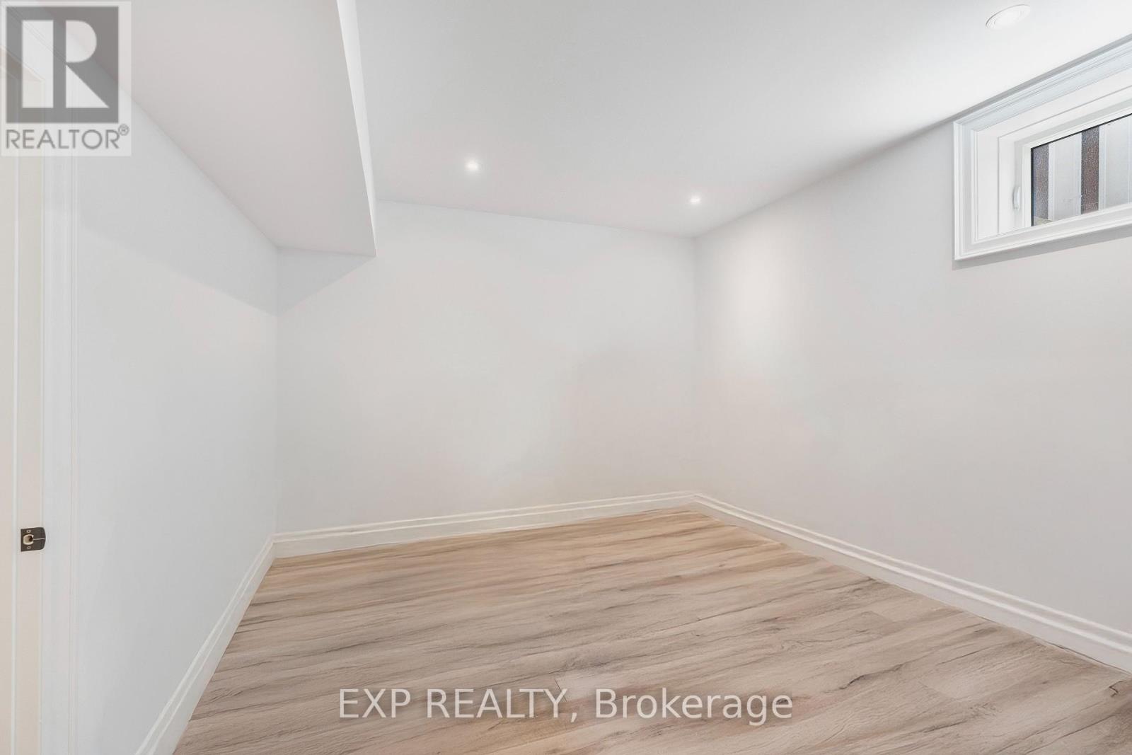 Photo 21 of 39 Howard Road, Newmarket ON