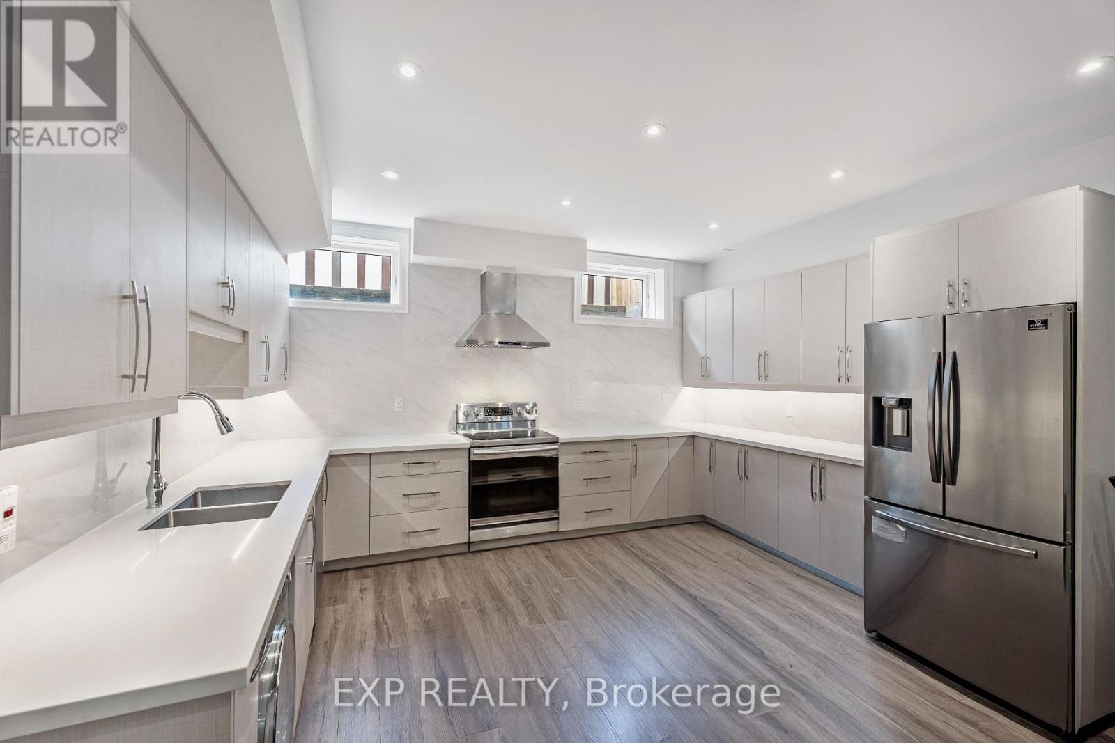 Photo 48 of 39 Howard Road, Newmarket ON