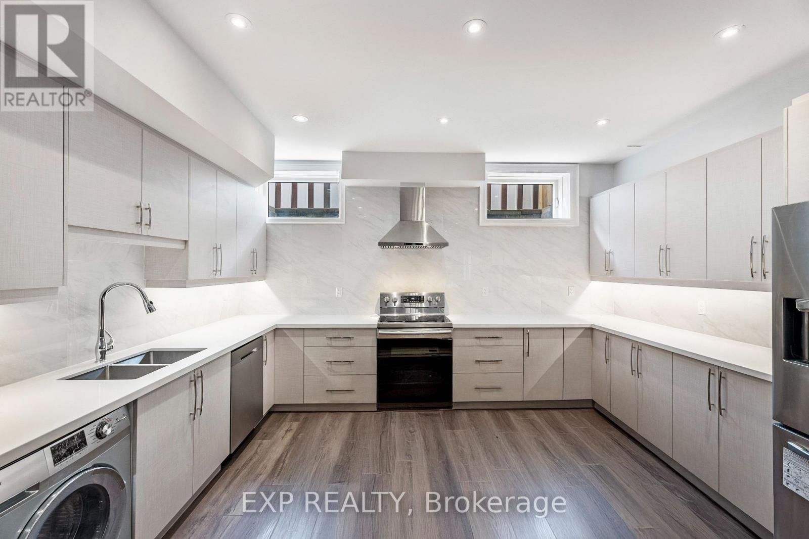 Photo 23 of 39 Howard Road, Newmarket ON