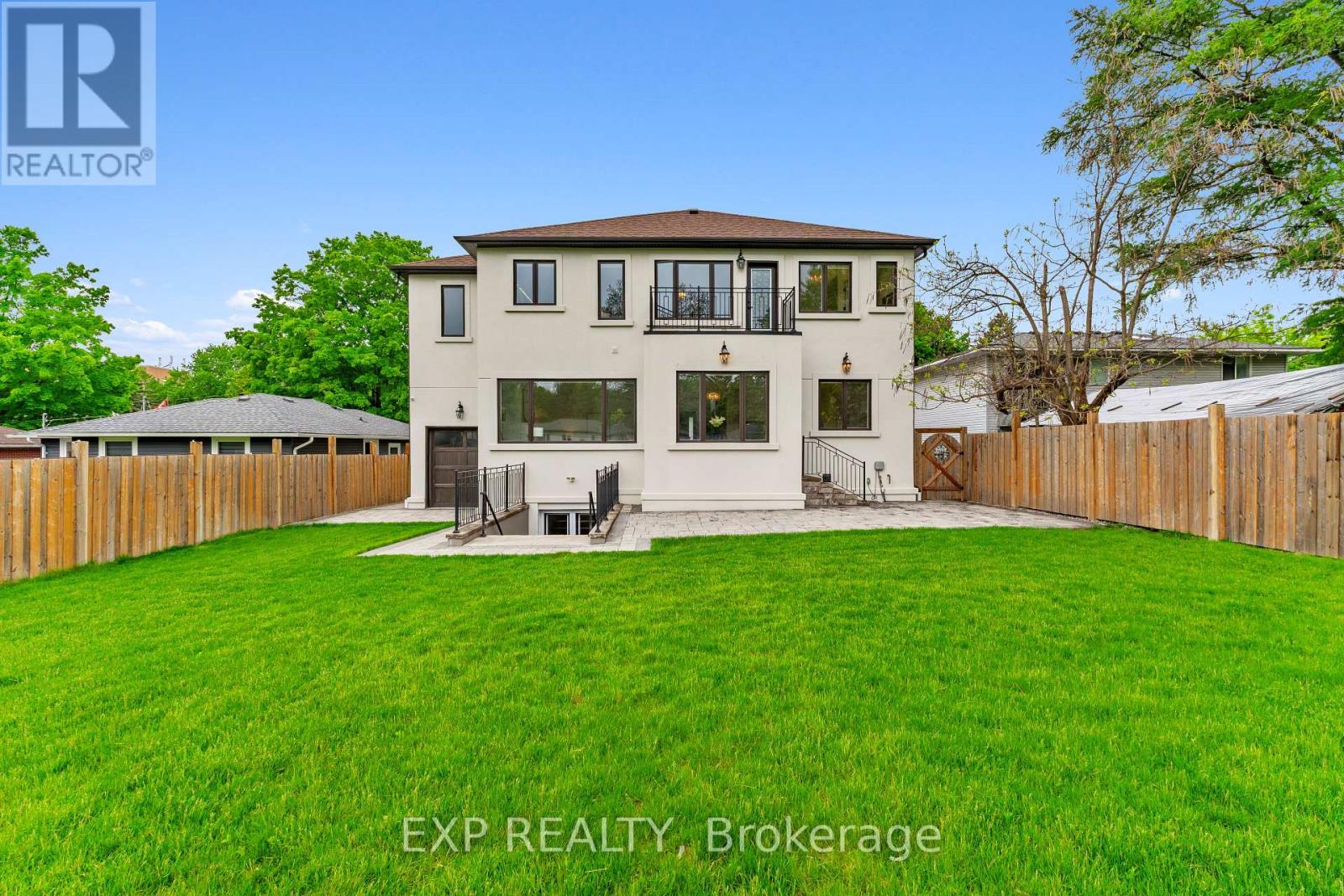 Photo 8 of 39 Howard Road, Newmarket ON