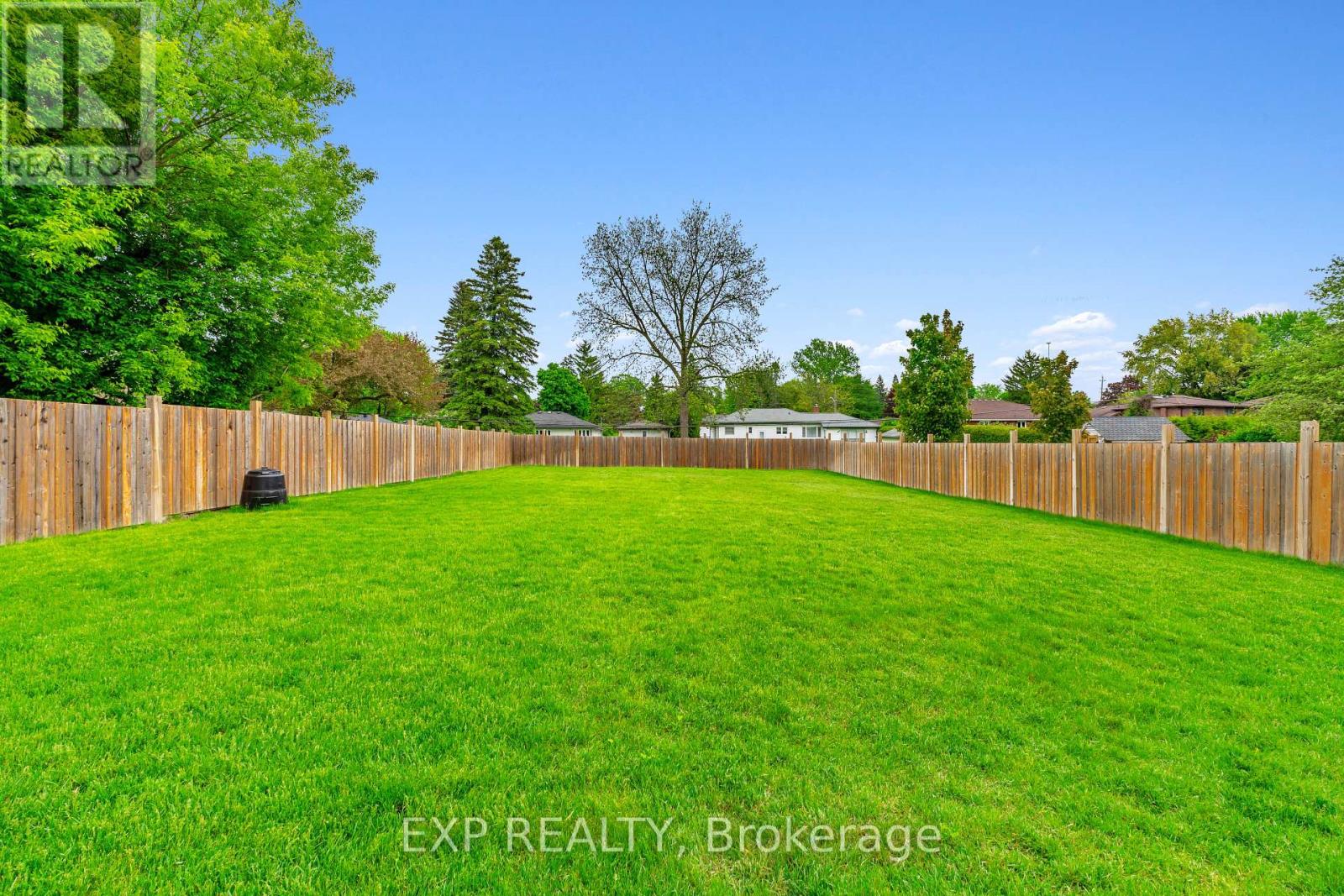 Photo 47 of 39 Howard Road, Newmarket ON