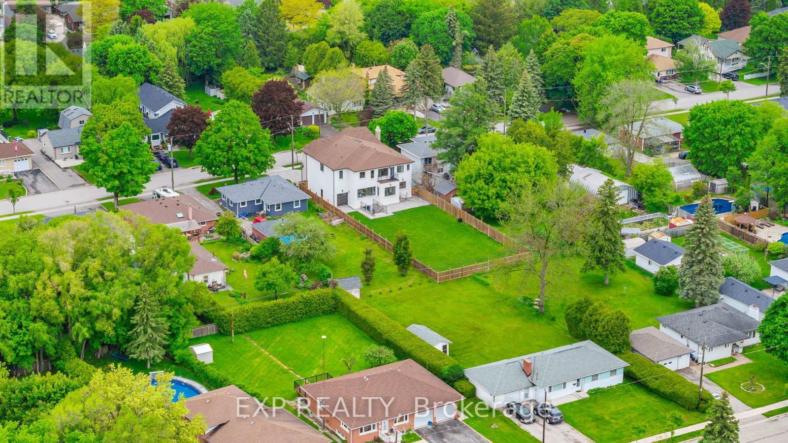 Photo 11 of 39 Howard Road, Newmarket ON