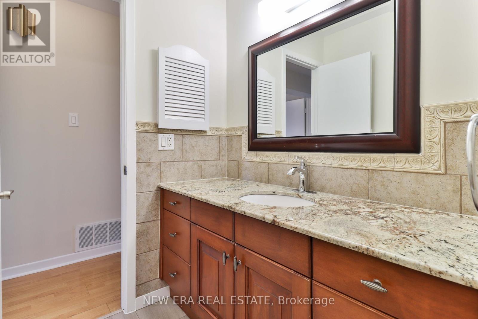 Photo 10 of 2559 Kingsberry Crescent, Mississauga ON