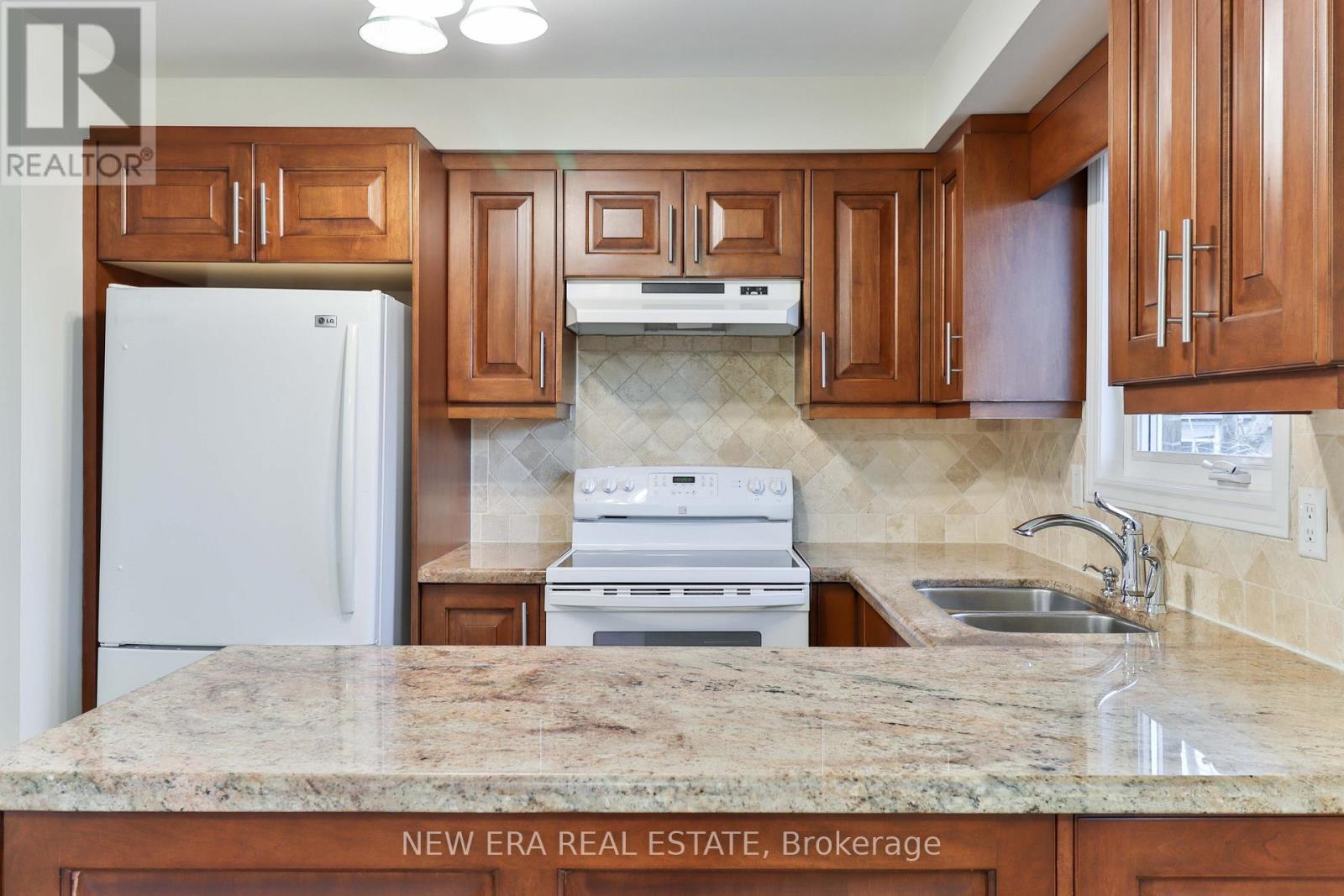 Photo 49 of 2559 Kingsberry Crescent, Mississauga ON