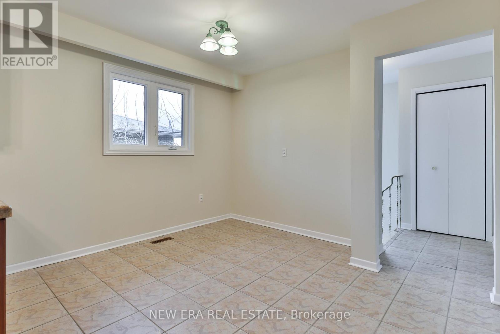 Photo 9 of 2559 Kingsberry Crescent, Mississauga ON